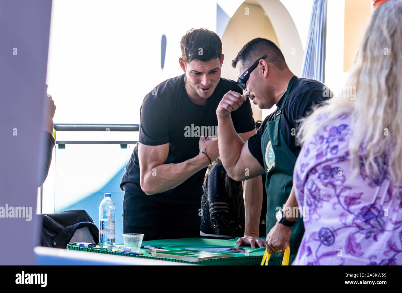 Robert Scott Wilson vergleicht Muskeln mit einem Ventilator am Tage unseres Lebens Ventilator-anerkennung Tag am Citywalk in Los Angeles, CA am 9. November 2019 Stockfoto
