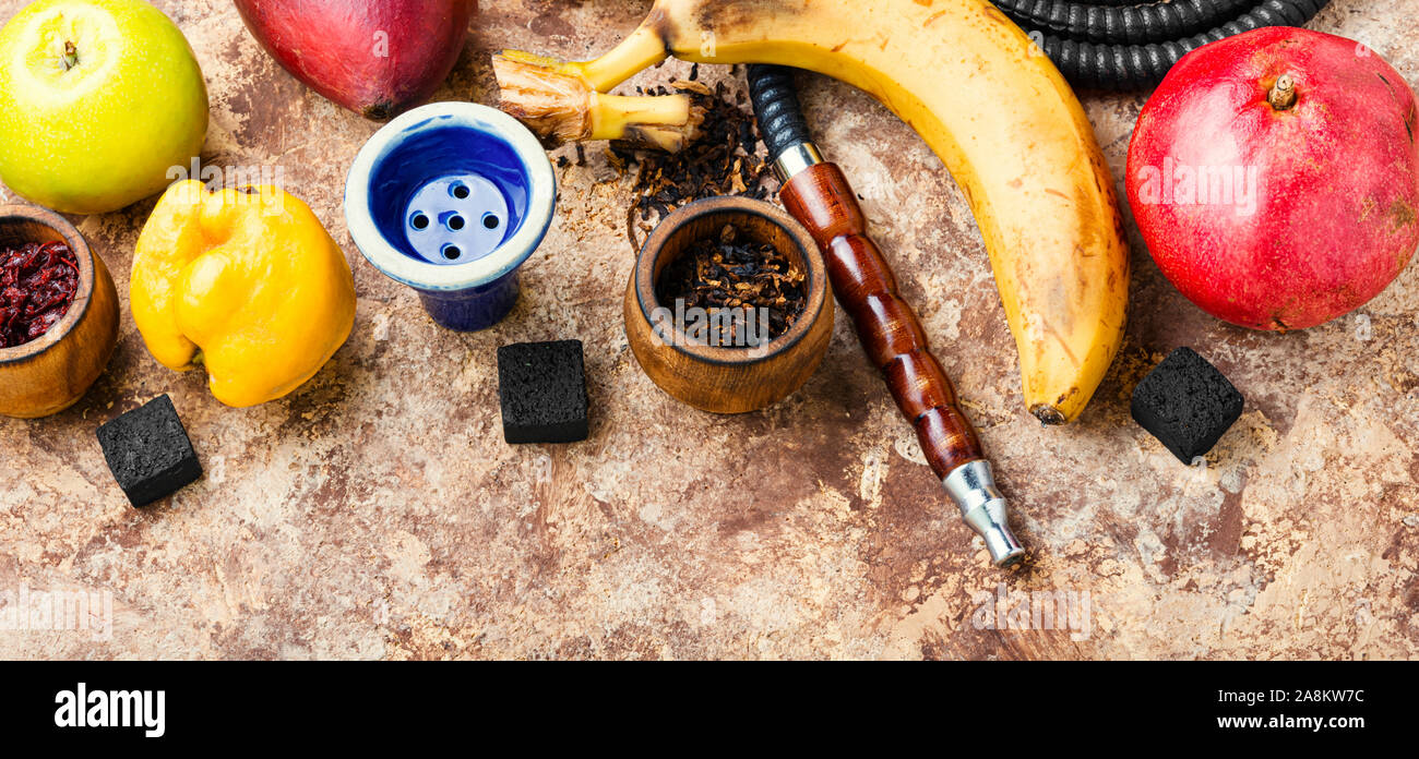 Shisha rauchen mit Obst Tabakgeschmack. türkische Wasserpfeife. Ägyptischen kalian Stockfoto