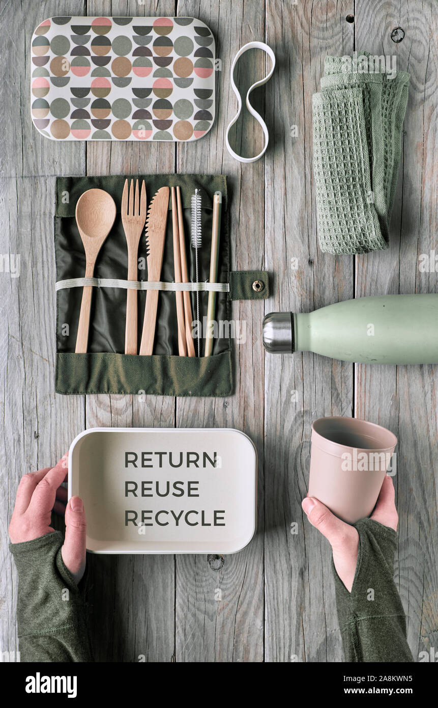 Kreative Flach, null Abfall Lunchpaket Konzept, wiederverwendbar Holz- Besteck, Brotdose, Trinkflasche und wiederverwendbare Kaffeetasse. Nachhaltiger Lebensstil Stockfoto