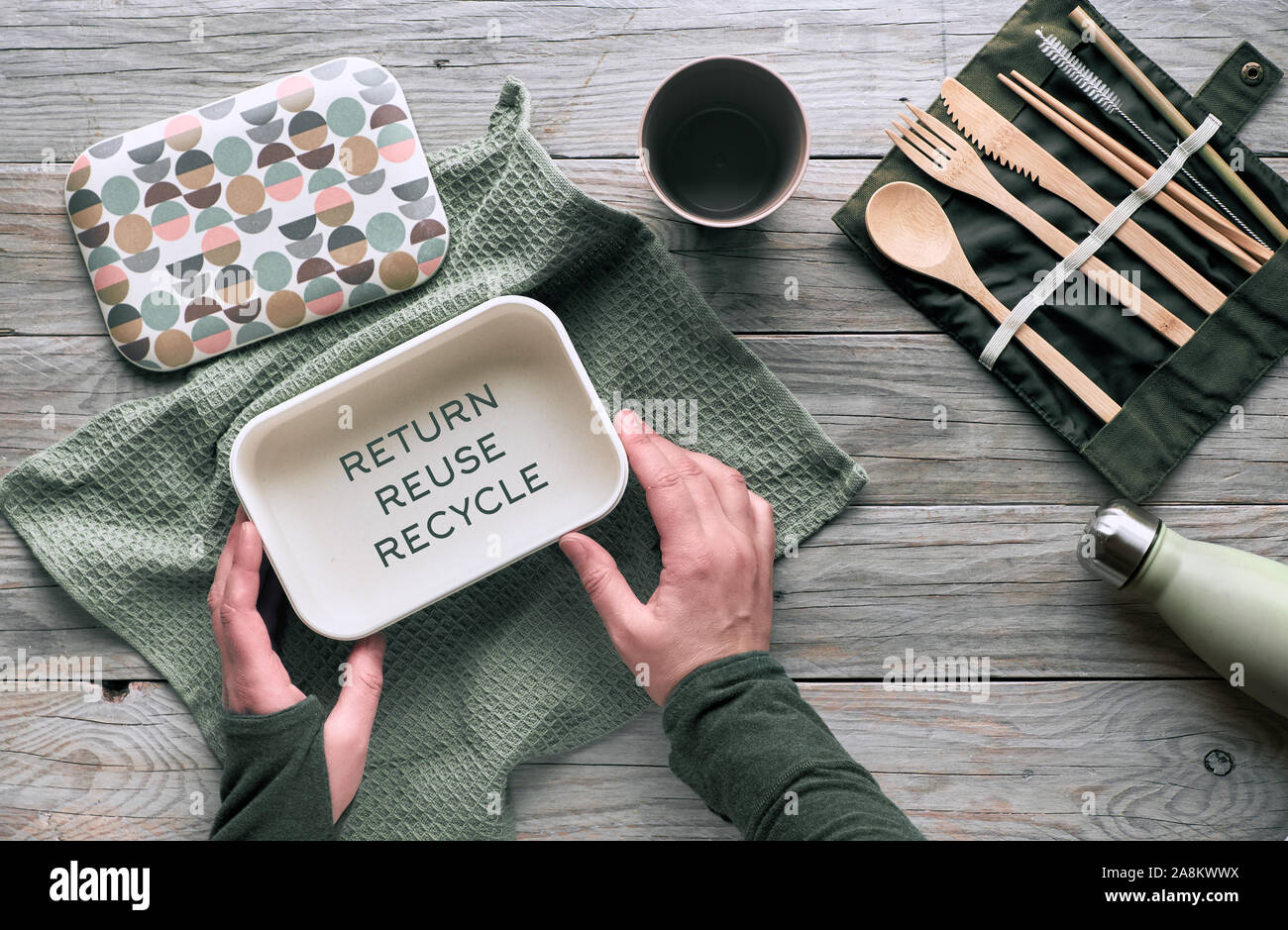 Kreative Flach, null Abfall Lunchpaket Konzept, wiederverwendbar Holz- Besteck, Lunch Box in Baumwolltuch und wiederverwendbare Kaffeetasse. Nachhaltiger Lebensstil Stockfoto