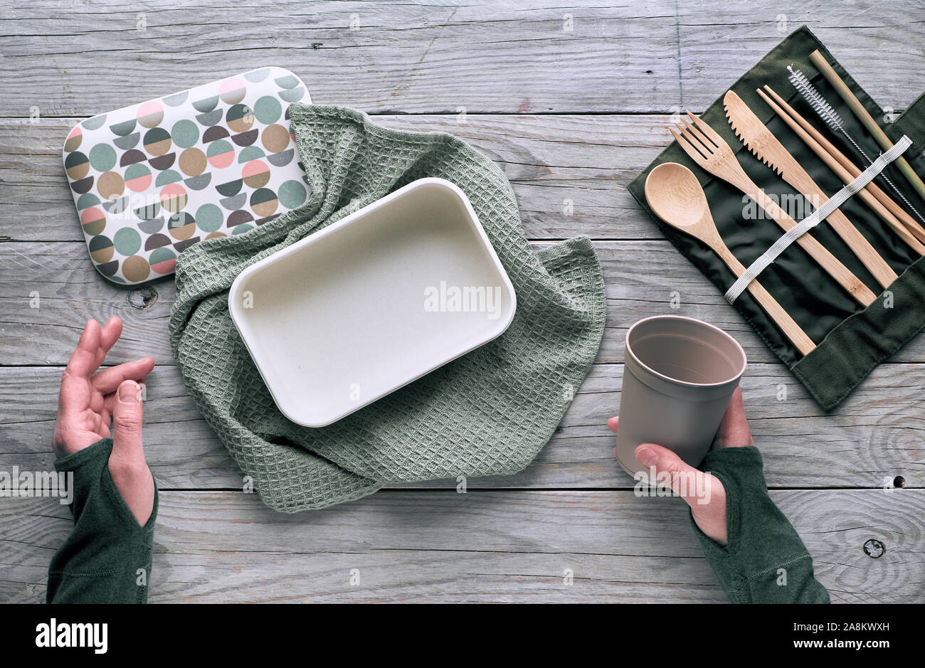 Kreative Flach, null Abfall Lunchpaket Konzept, wiederverwendbar Holz- Besteck, Lunch Box in Baumwolltuch und wiederverwendbare Kaffeetasse. Nachhaltiger Lebensstil Stockfoto