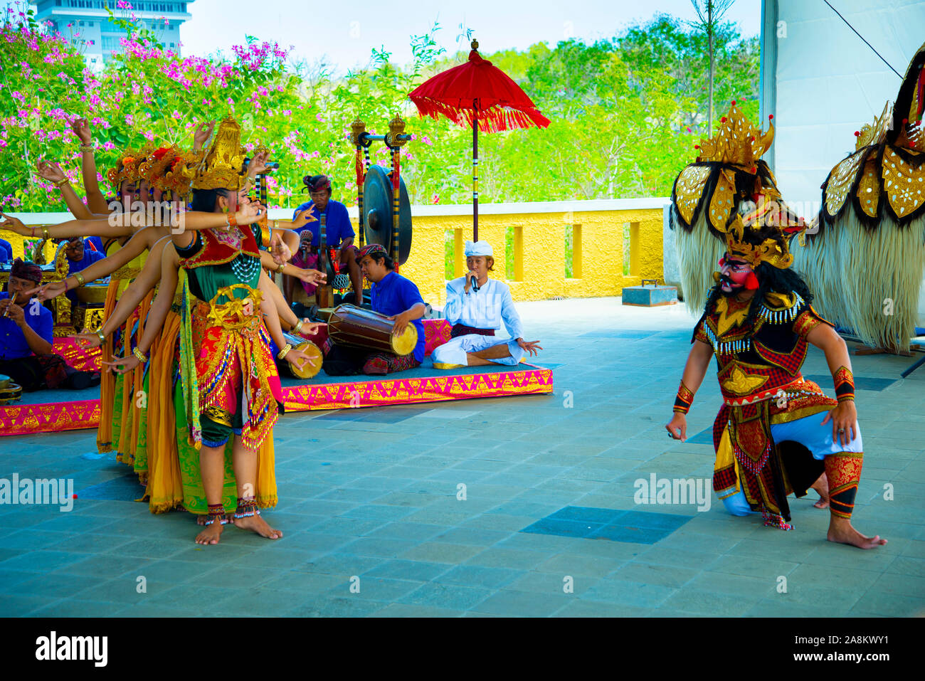 Cha-am, Indonesien - September 2, 2019: Traditionelle Garuda Wisnu Ballett Tanz an der GWK Cultural Park durchgeführt Stockfoto