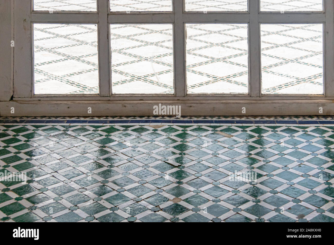 Geometrische dekorative Stock im Innenhof des Palais Bahia in Marrakesch. Marokko Stockfoto