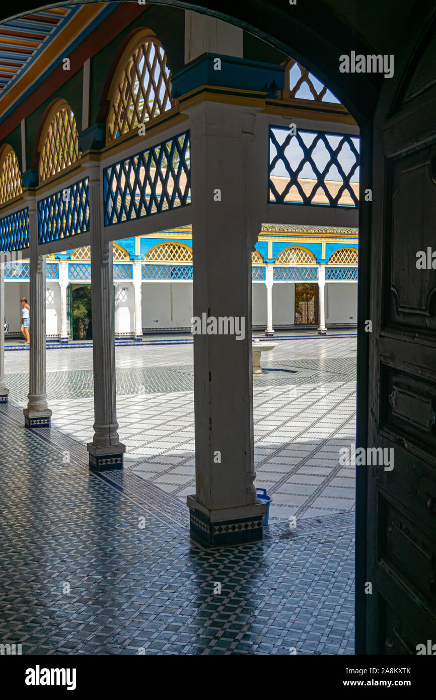 Gitter und Spalten des Bahia Palace in Marrakesch. Marokko Stockfoto