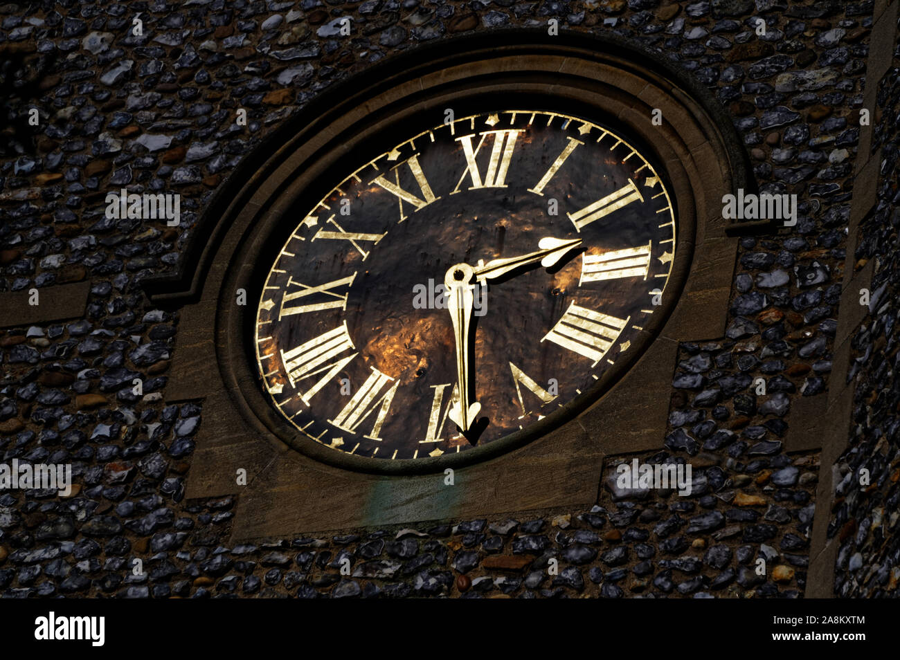 Das Dorf, eine große externe Uhr mit römischen Ziffern Stockfoto