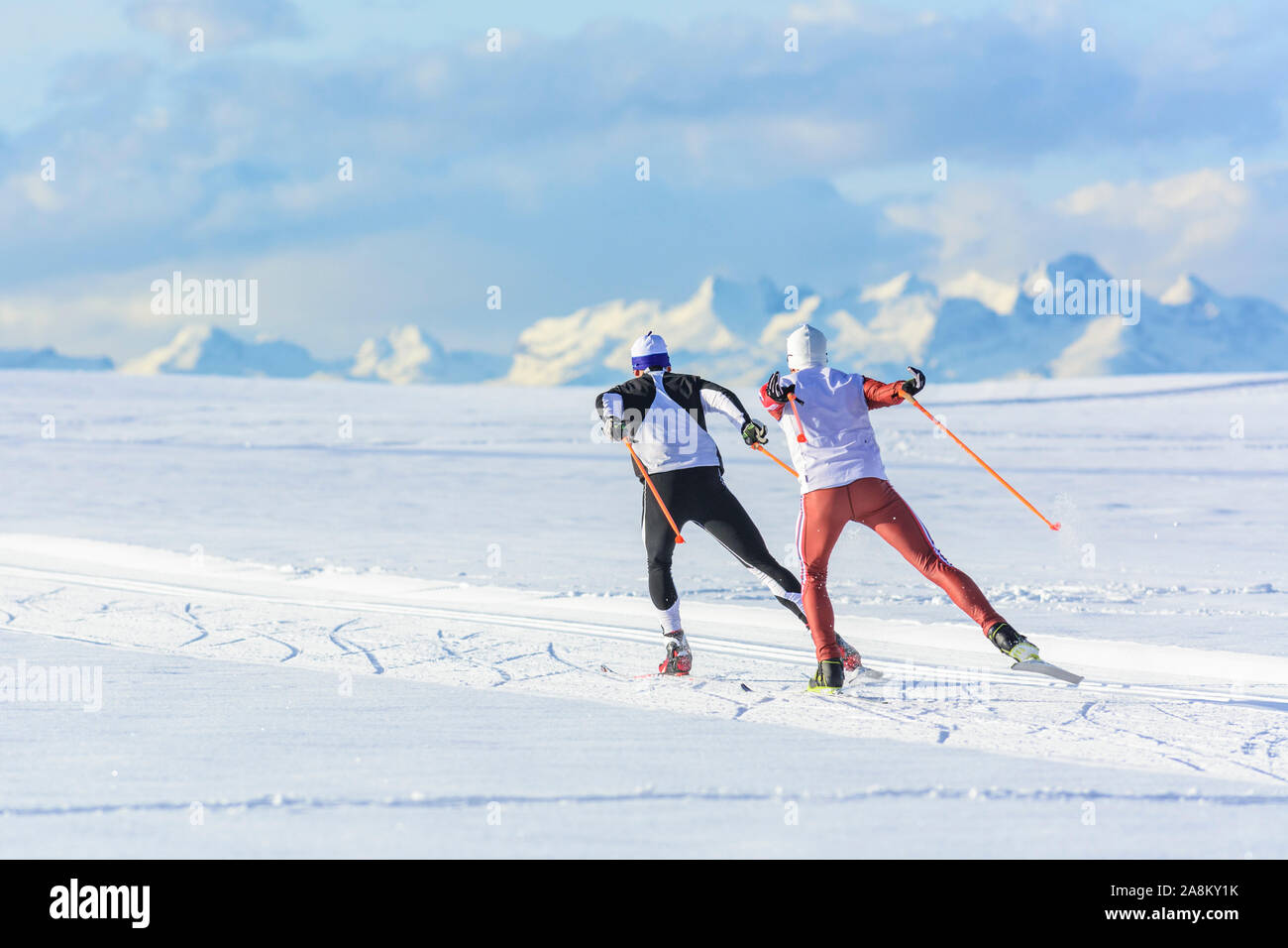 Sportliche Leute, winterlichen Eislaufen Übung in der verschneiten Natur Stockfoto