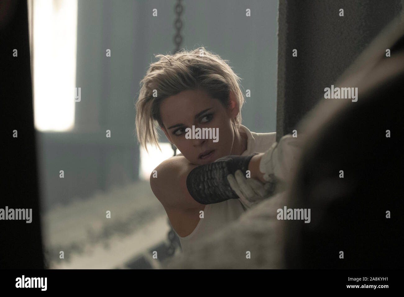 RELEASE DATE: November 15, 2019 TITEL: "Charlie's Angels STUDIO: Kolumbien Bilder Regie: Elizabeth Banks PLOT: Neustart des 2000 action Komödie auf der 70er Jahre TV-Serie basiert. Eine neue Generation von private Detektive arbeiten für den mysteriösen Charlie. STARRING: Kristen Stewart als Sabina Wilson. (Bild: © Kolumbien Bilder/Unterhaltung Bilder) Stockfoto