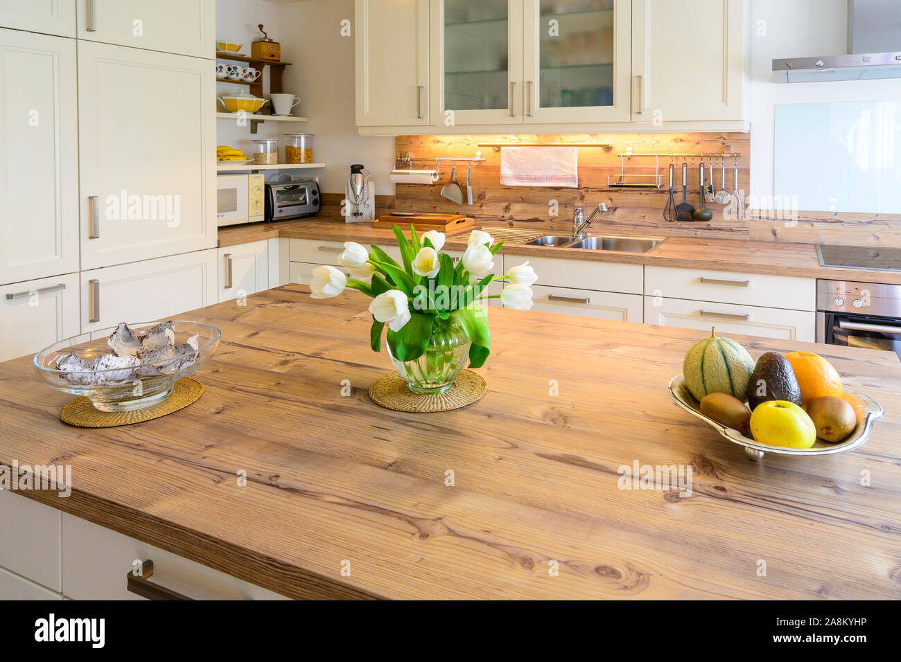 Schöne Küche im Landhausstil im modernen Haus Stockfoto
