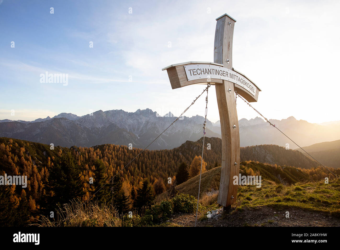 Kreuz aus Holz auf einem Berg Stockfoto