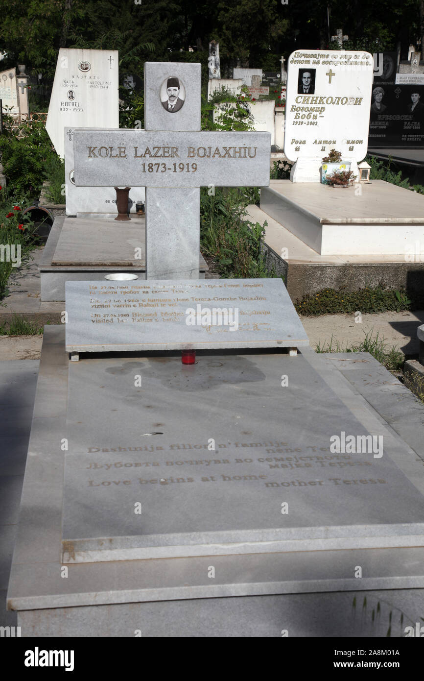 Das Grab des Vaters der seligen Mutter Teresa von Kalkutta auf dem Friedhof in Skopje, Mazedonien Stockfoto