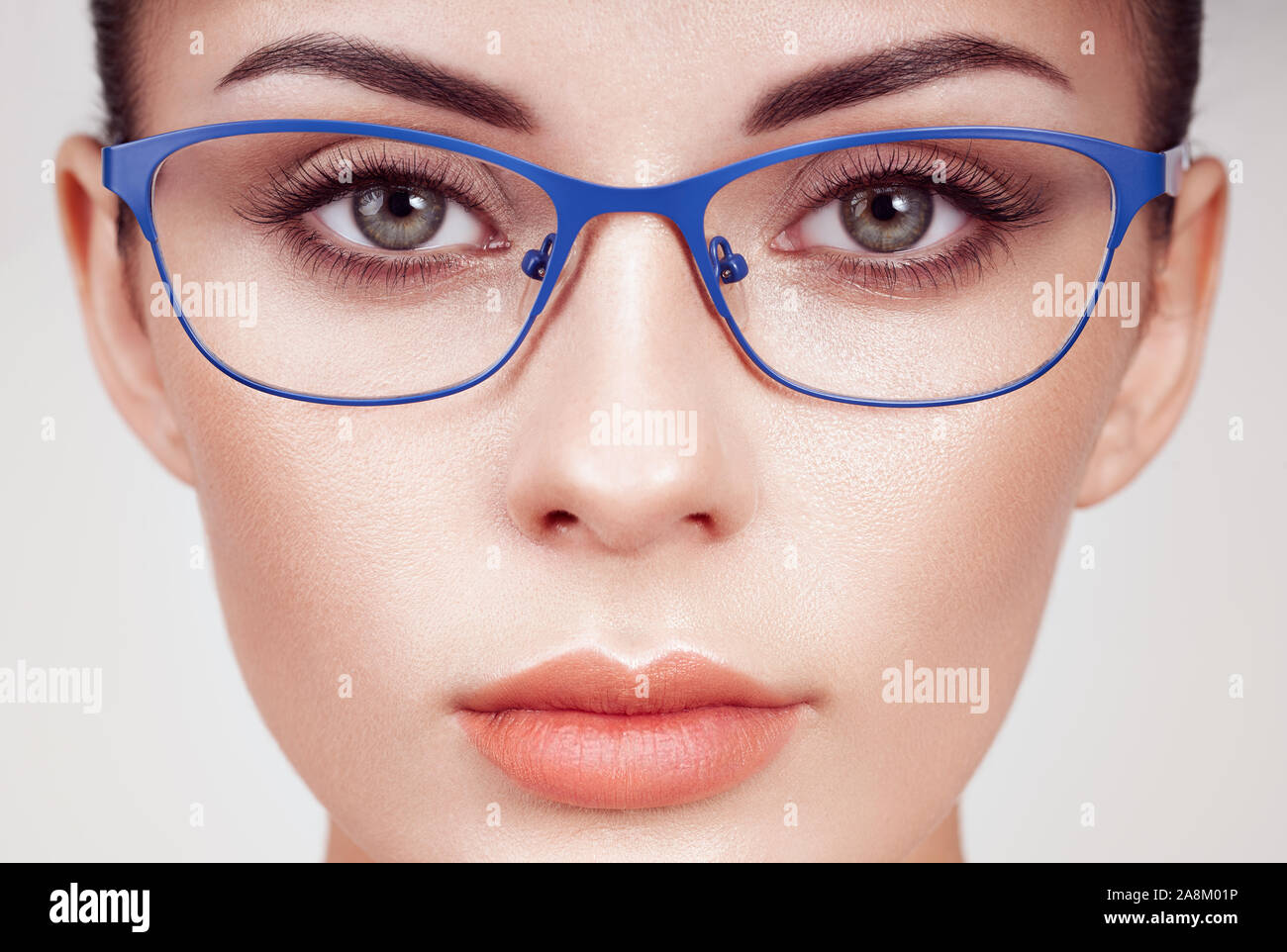 Frau mit langen Wimpern in Brillen. Vision Korrektur. Schlechtes Sehvermögen. Brillenfassung. Make-up, Kosmetik, Schönheit. Close Up, Makro Stockfoto