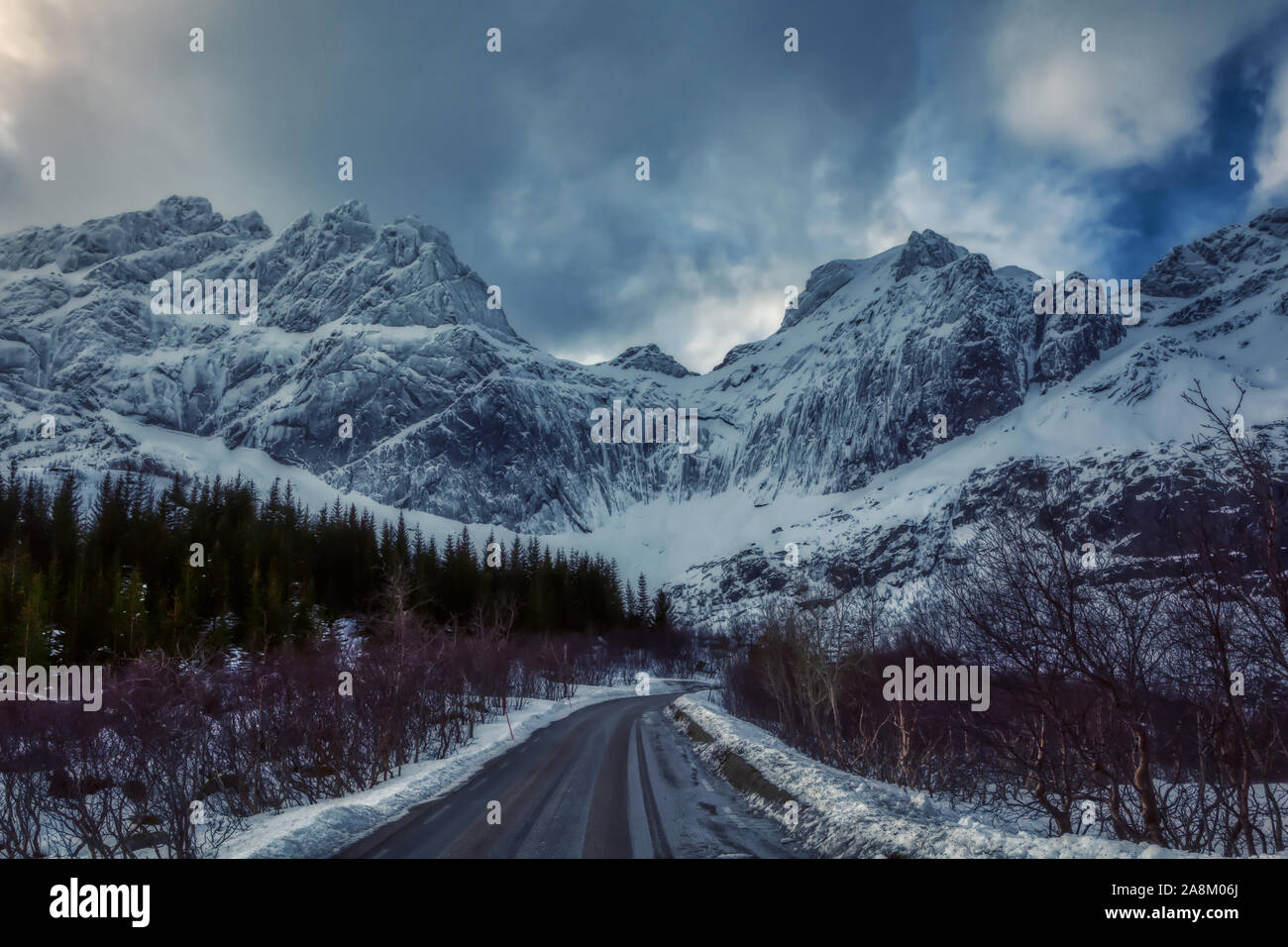 Blick von der Straße auf die nusfjordveien bjorntinden Gletscher, Norwegen Stockfoto