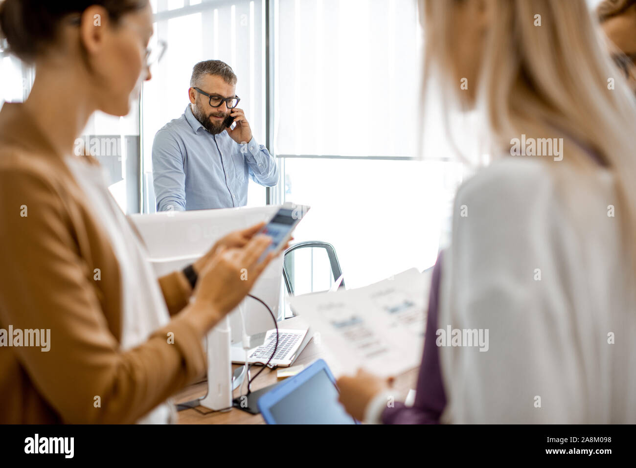 Leute, die im Büro, Senior Manager in einem ernsten Gespräch am Telefon Stockfoto