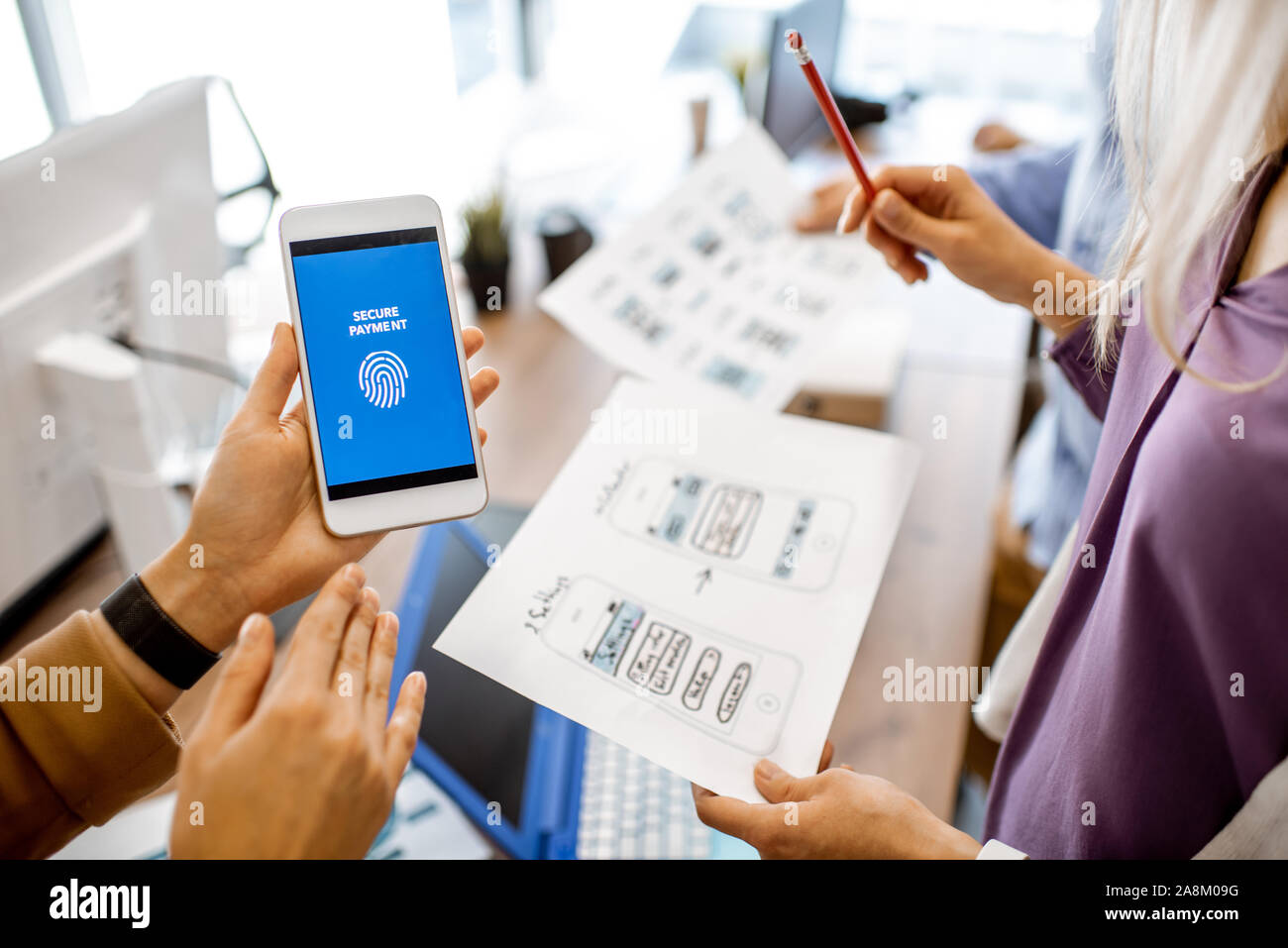 Entwickler oder Web Designer entwickeln mobile Anwendung für Banking im Büro, am Telefon und Papier Skizzen Stockfoto