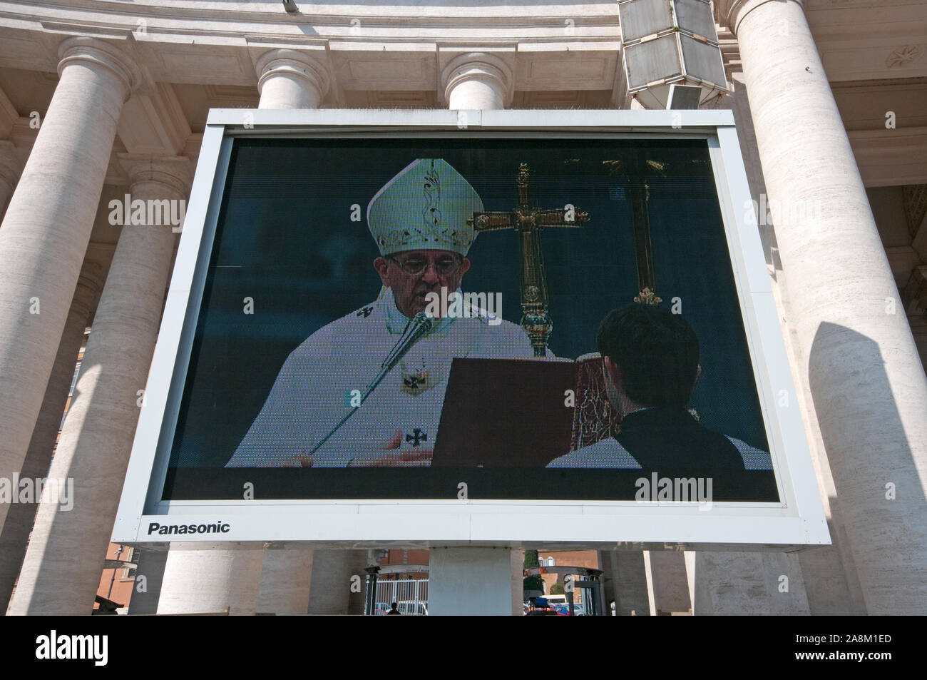 Papst Francesco (Jorge Mario Bergoglio) in den großen Bildschirm während der Feier der Messe, Saint Peter's Square (Piazza San Pietro), Rom, Latium, Italien Stockfoto