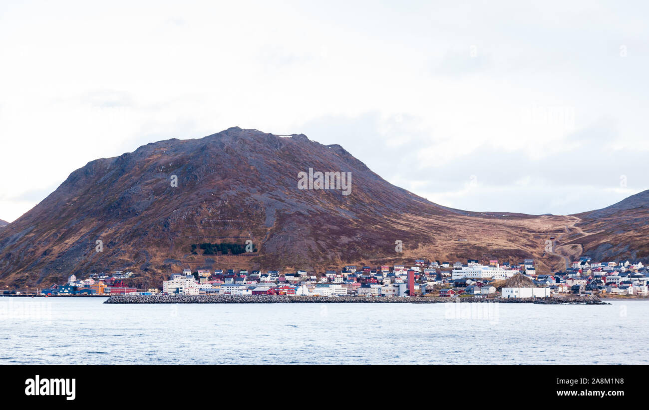 Honningsvag Küste. Die norwegische Hafenstadt von Honningsvag Küstenlinie von der Barentssee gesehen. Stockfoto