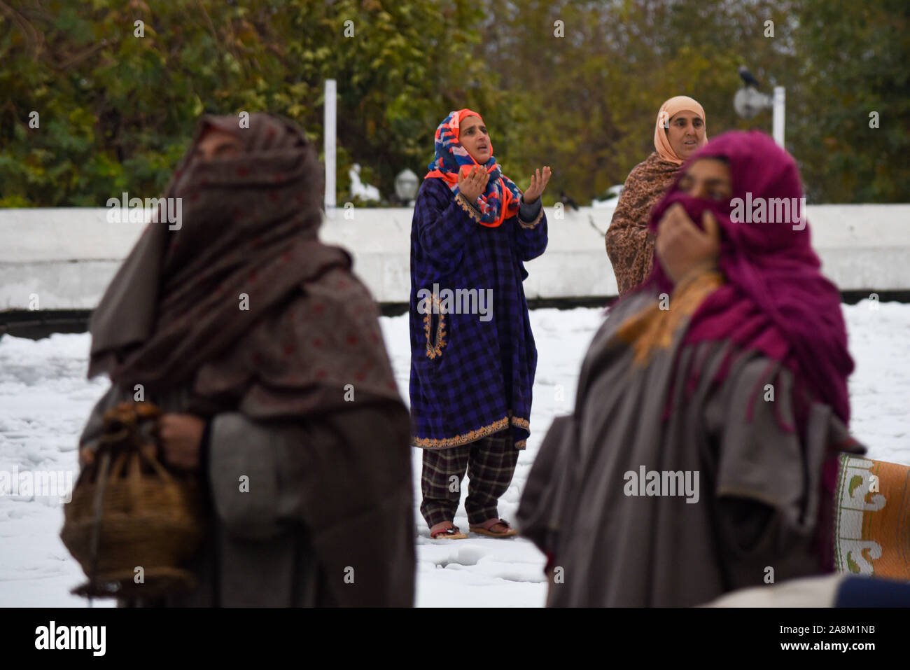 Kaschmir muslimische Frauen heben die Hände während der bat um den Segen als der Kopf, der Priester zeigt ein Relikt geglaubt, von den Bart des Propheten Muhammad, anlässlich des Eid-i-Milad-un-Nabi in Srinagar. Hunderte von Gläubigen an der Hazratbal Schrein im Sommer Hauptstadt Srinagar, die Häuser ein Relikt geglaubt, ein Haar von der Bart des Propheten Mohammed gesammelt, spezielle Gebete anlässlich des Eid-e-Milad-un-Nabi, den Geburtstag des Propheten Muhammad, Friede sei mit ihm. Stockfoto