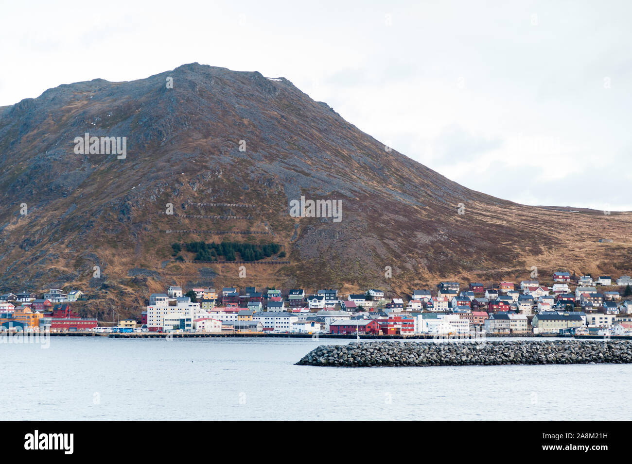 Honningsvag Küste. Die norwegische Hafenstadt von Honningsvag Küstenlinie von der Barentssee gesehen. Stockfoto