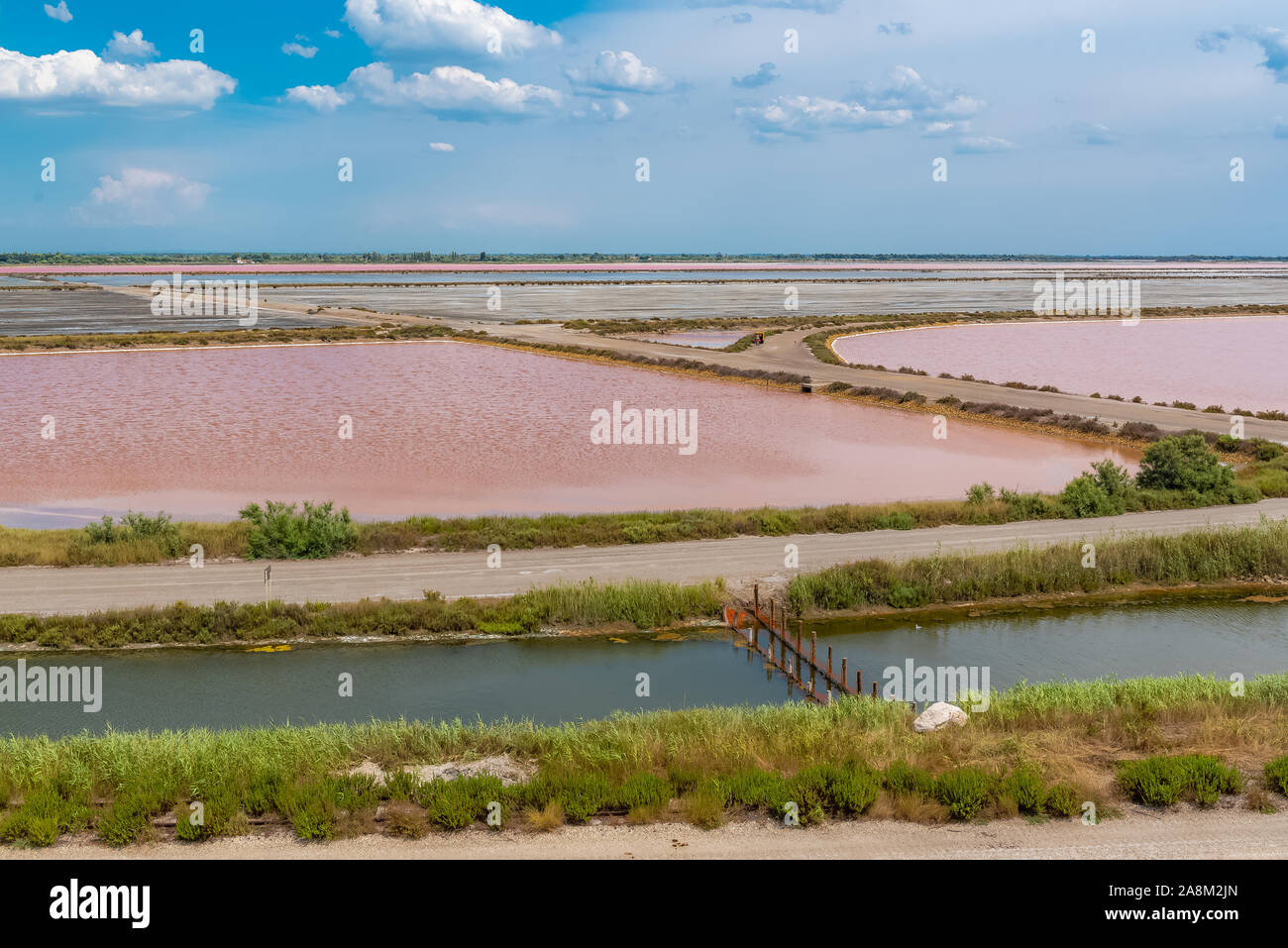 Aigues-Mortes, Salins du Midi, Panorama mit Salzwiesen und rosa Seen Stockfoto