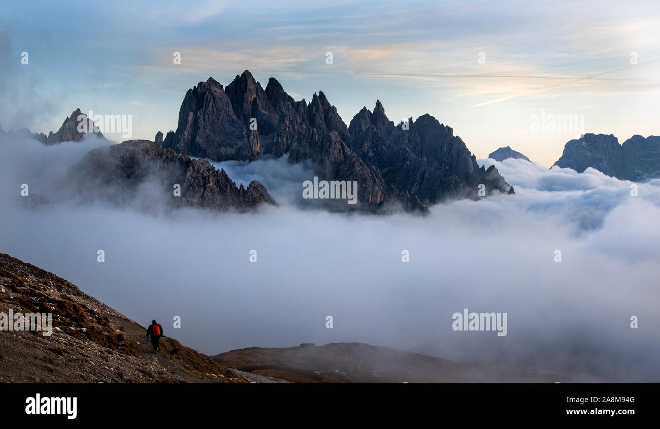 Unbekannter Mann am späten Abend Trekking an der hikking Pfad des malerischen Dolomiten im Tre Cime Bereich in Südtirol in Italien. Stockfoto