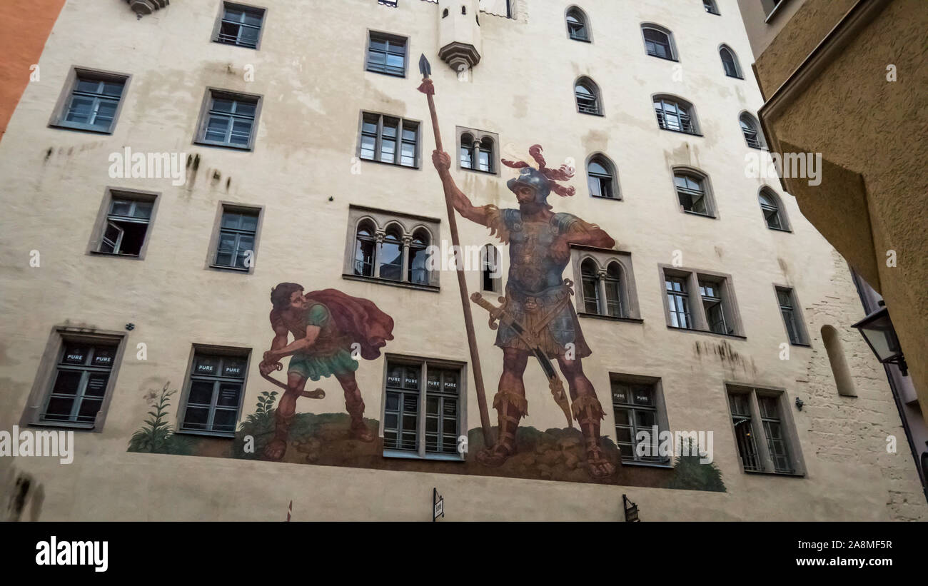 Regensburg 2019. Fresko von David und Goliath eine Stadt bauen. Die jüngste Restaurierung hat die ursprünglichen Farben der Gebäude des späten 19. Au Stockfoto