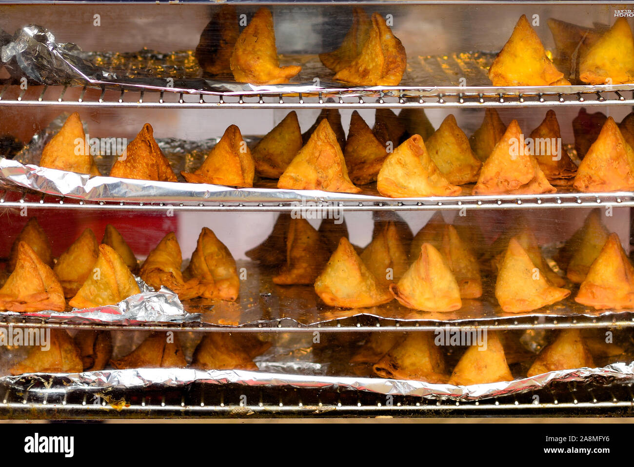 Indische Street Food Samosas im Ofen bei Wyndham Diwali indischer Festival, Melbourne, Victoria, Australien Stockfoto