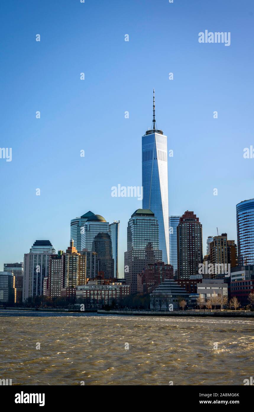 Blick vom Pier 1 über den East River auf die Skyline von Manhattan mit Freedom Tower oder das One World Trade Center, Dumbo, Downtown Brooklyn Brooklyn Stockfoto