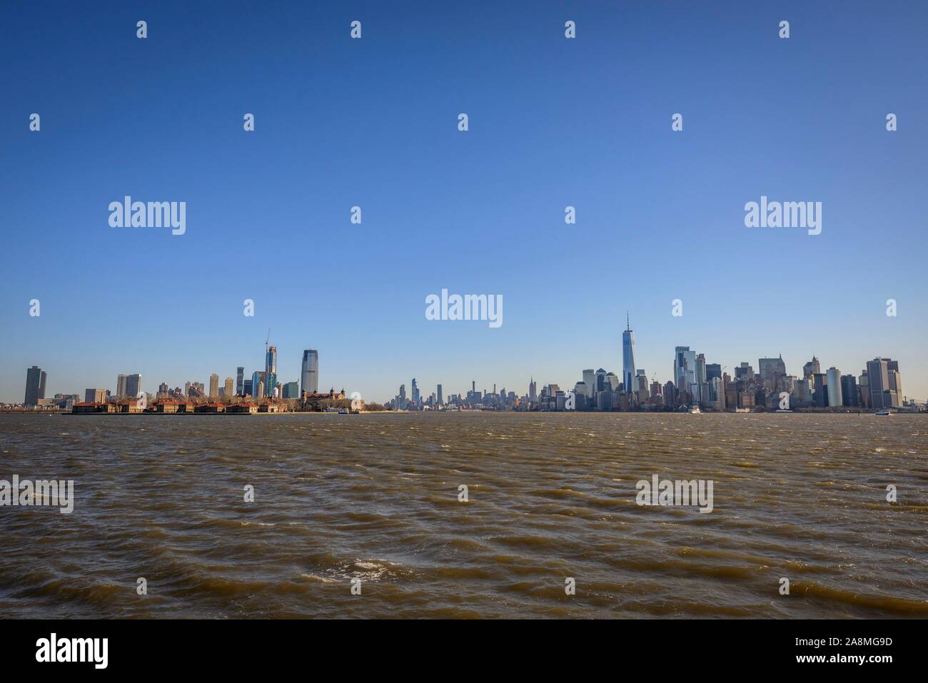Blick vom Hudson River auf die Skyline von Manhattan und Jersey City, New York City, New York State, USA Stockfoto