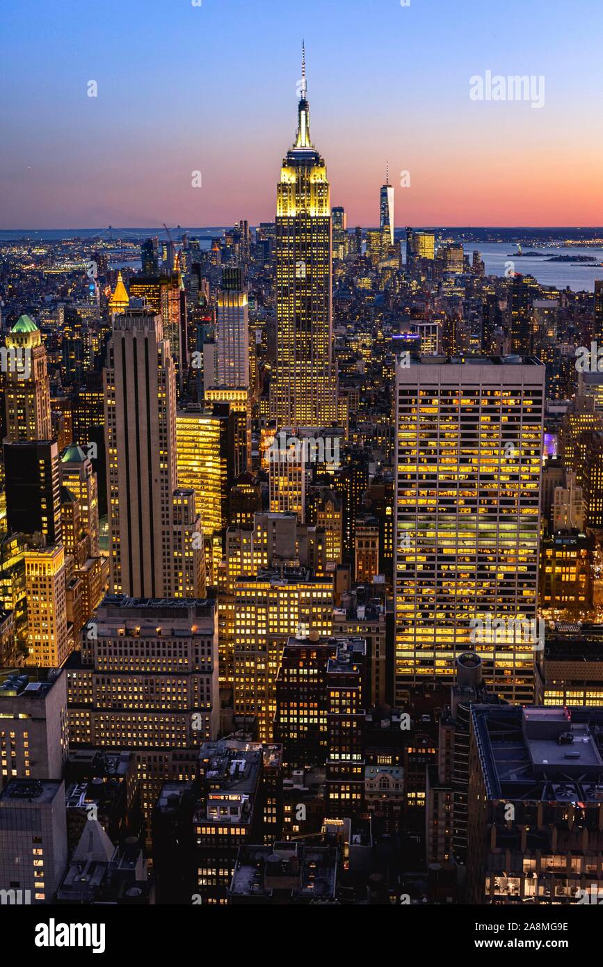 Blick auf Midtown und Downtown Manhattan und Empire State Building von der Spitze des Felsens Observation Center bei Sonnenuntergang, das Rockefeller Center, die Manhattan Stockfoto