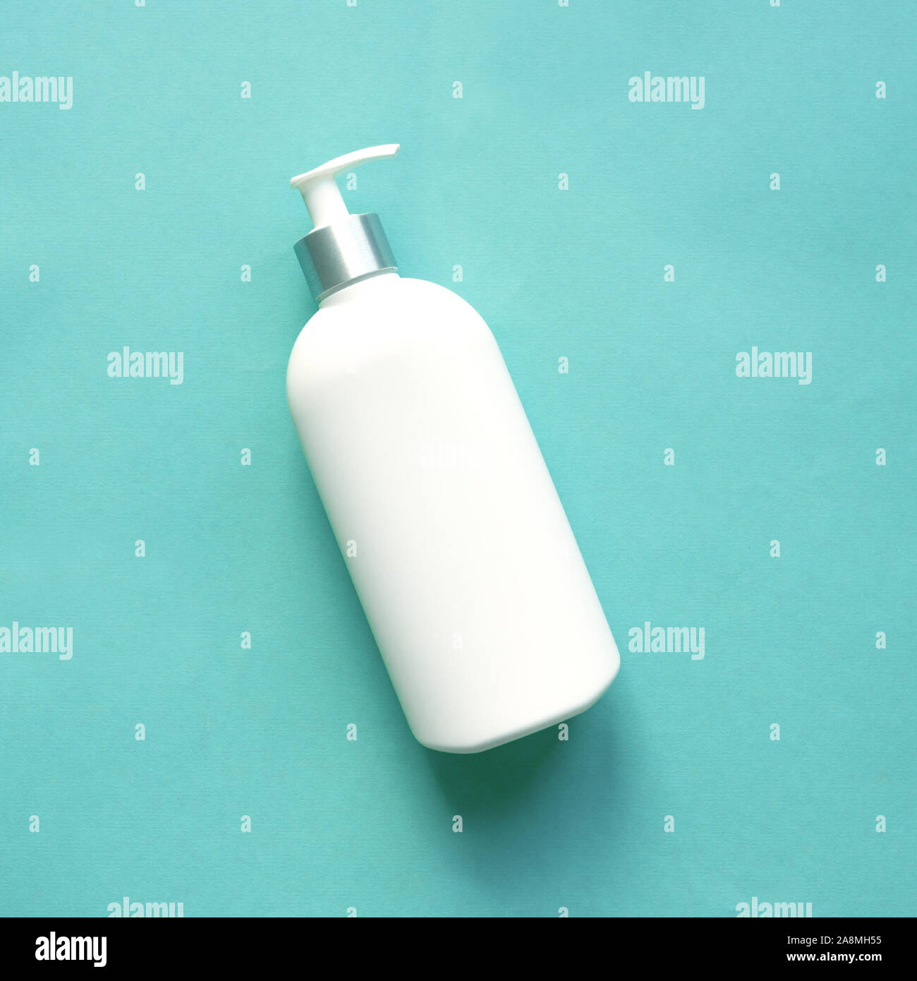 Weiß Dispenser auf blauem Hintergrund, Ansicht von oben, kopieren. Leere Flasche aus Kunststoff Pumpe für Shampoo und Creme oder Seife, Hautpflege Konzept. Stockfoto