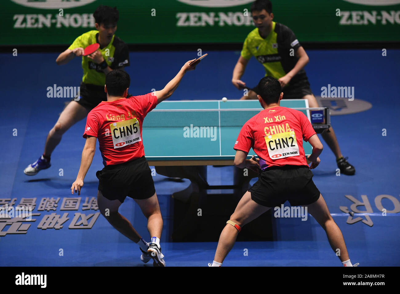 Tokio, Japan. 10 Nov, 2019. Liang Jingkun (L, unten)/Xu Xin (R, unten) von China konkurrieren gegen Lee Sangsu/Jeoung Youngsik von Südkorea während des abschließenden Die Men's Match zwischen China und Südkorea auf der ITTF-Team World Cup 2019 in Tokio, Japan, 10. November 2019. Credit: Hua Yi/Xinhua/Alamy leben Nachrichten Stockfoto