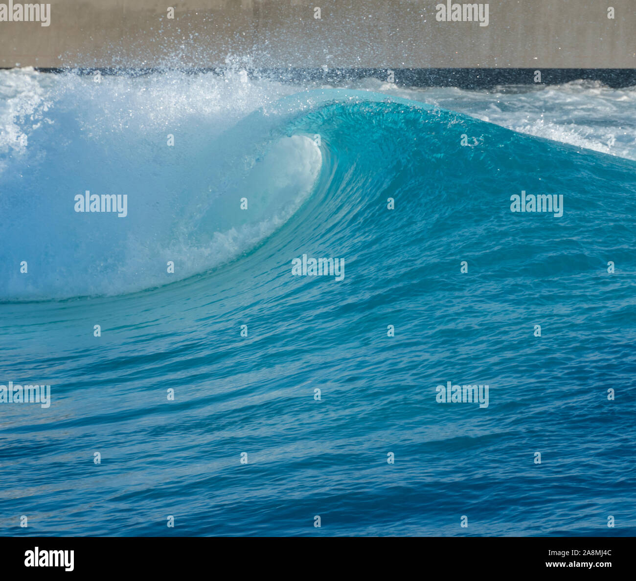 Wave künstlich erzeugt aus dem klaren, blauen Wasser des künstlichen Binnen surfen See an der Welle, Bristol. Stockfoto