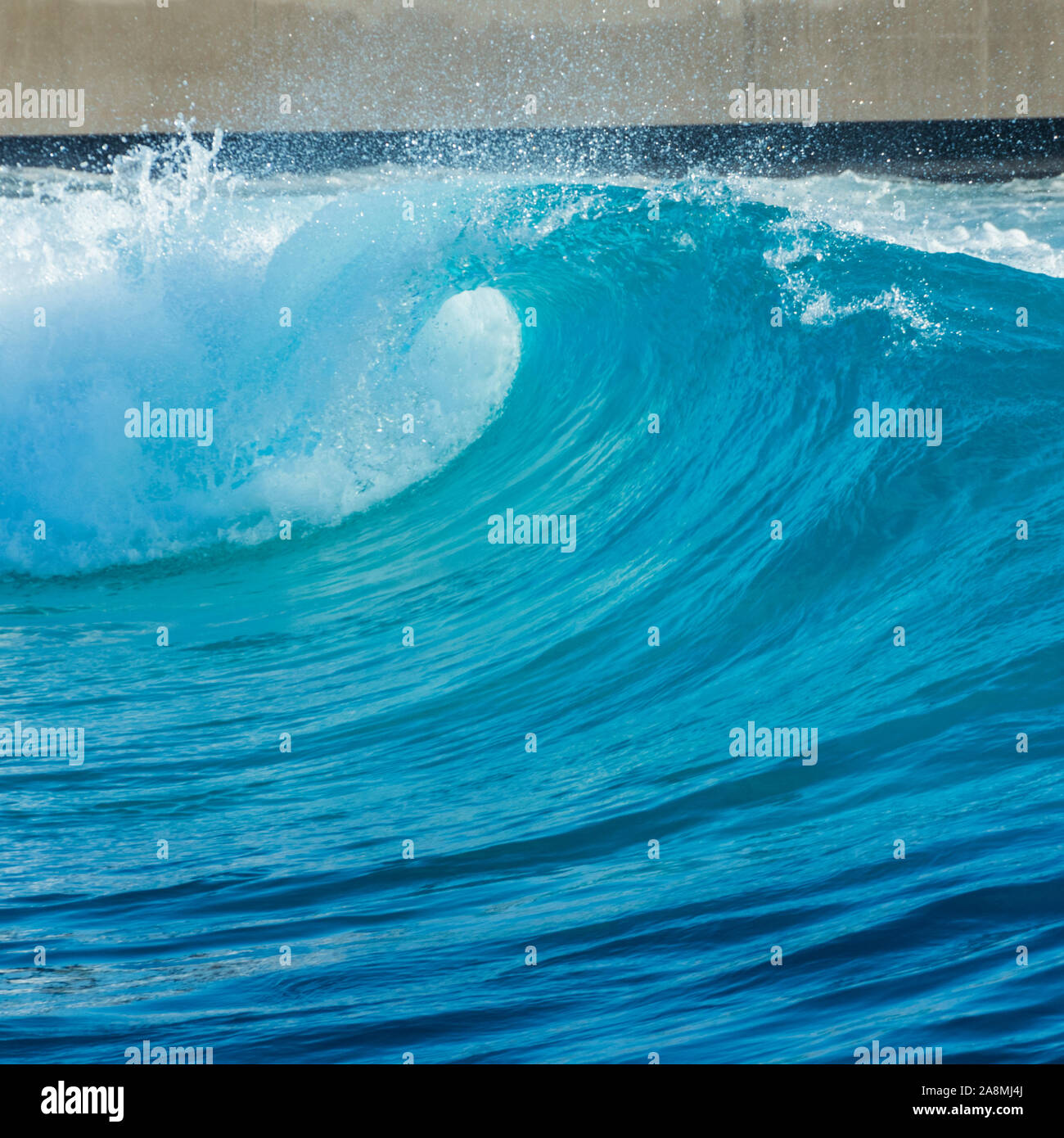 Wave künstlich erzeugt aus dem klaren, blauen Wasser des künstlichen Binnen surfen See an der Welle, Bristol. Stockfoto