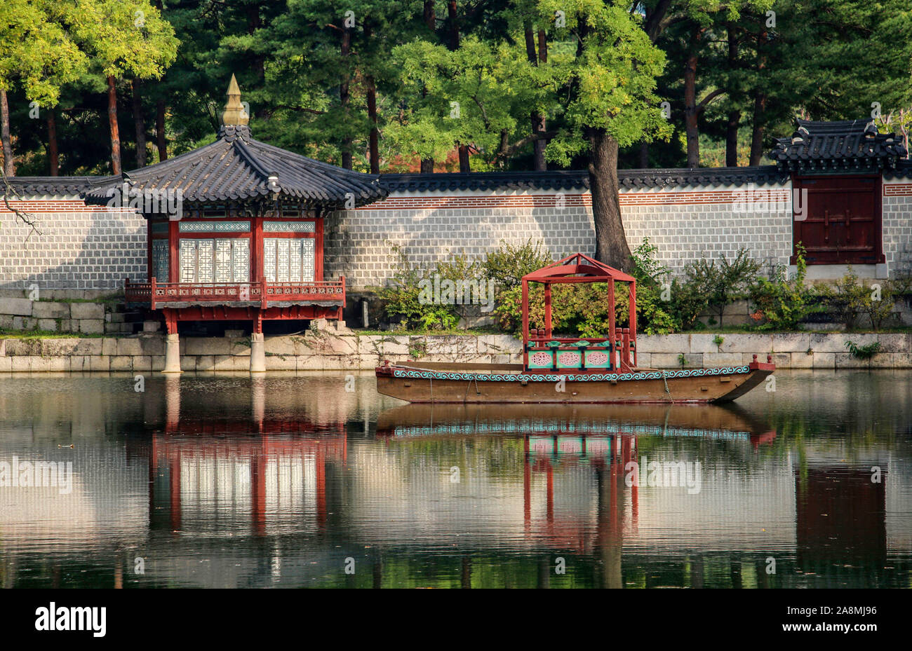 Pavillon am Königlichen Teich in Gyeongbokgung Palast in Seoul, Südkorea. Stockfoto