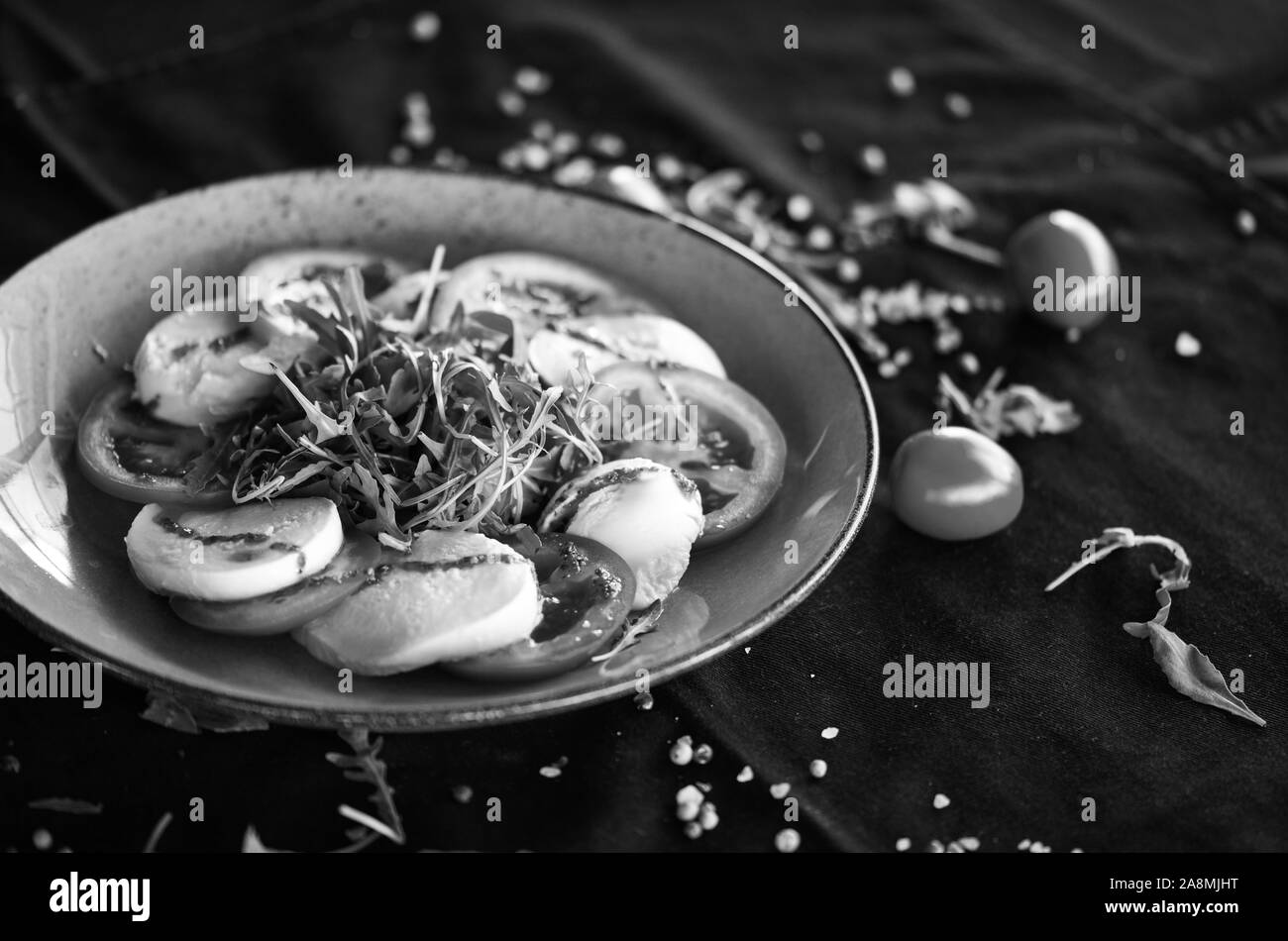 Italienisches Gericht im Likiousleder - leckerer Caprese Salat mit frischen Zutaten Stockfoto