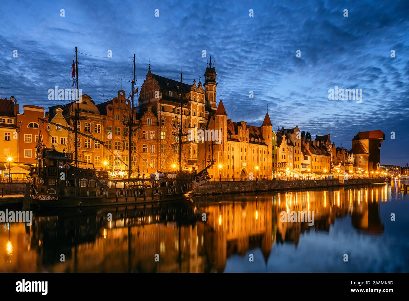 Panorama der Danziger Altstadt und berühmten Krantor Danzig bei Nacht Stockfoto