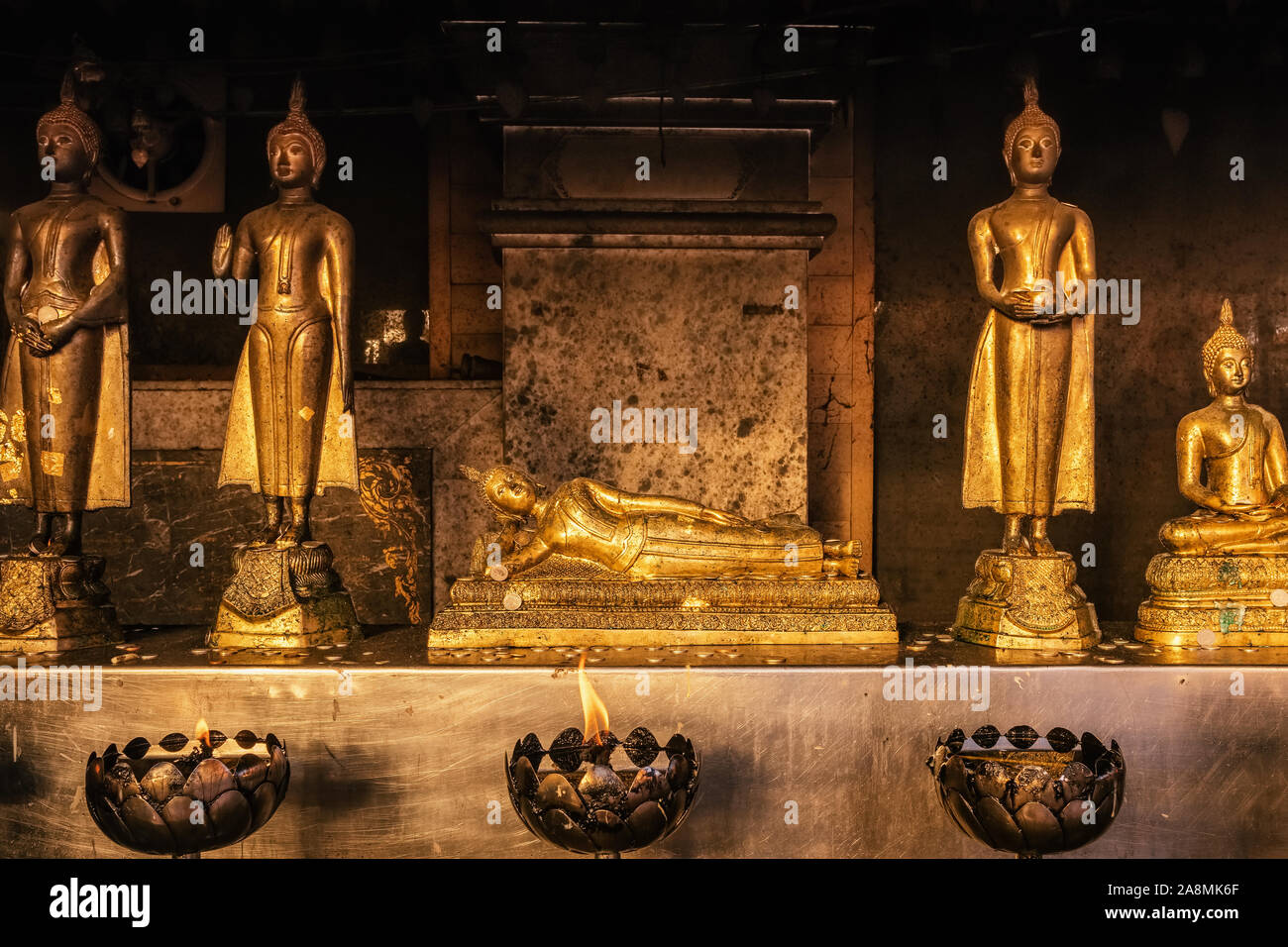 Öl Kerzen und Buddha Skulpturen im buddhistischen Tempel Stockfoto
