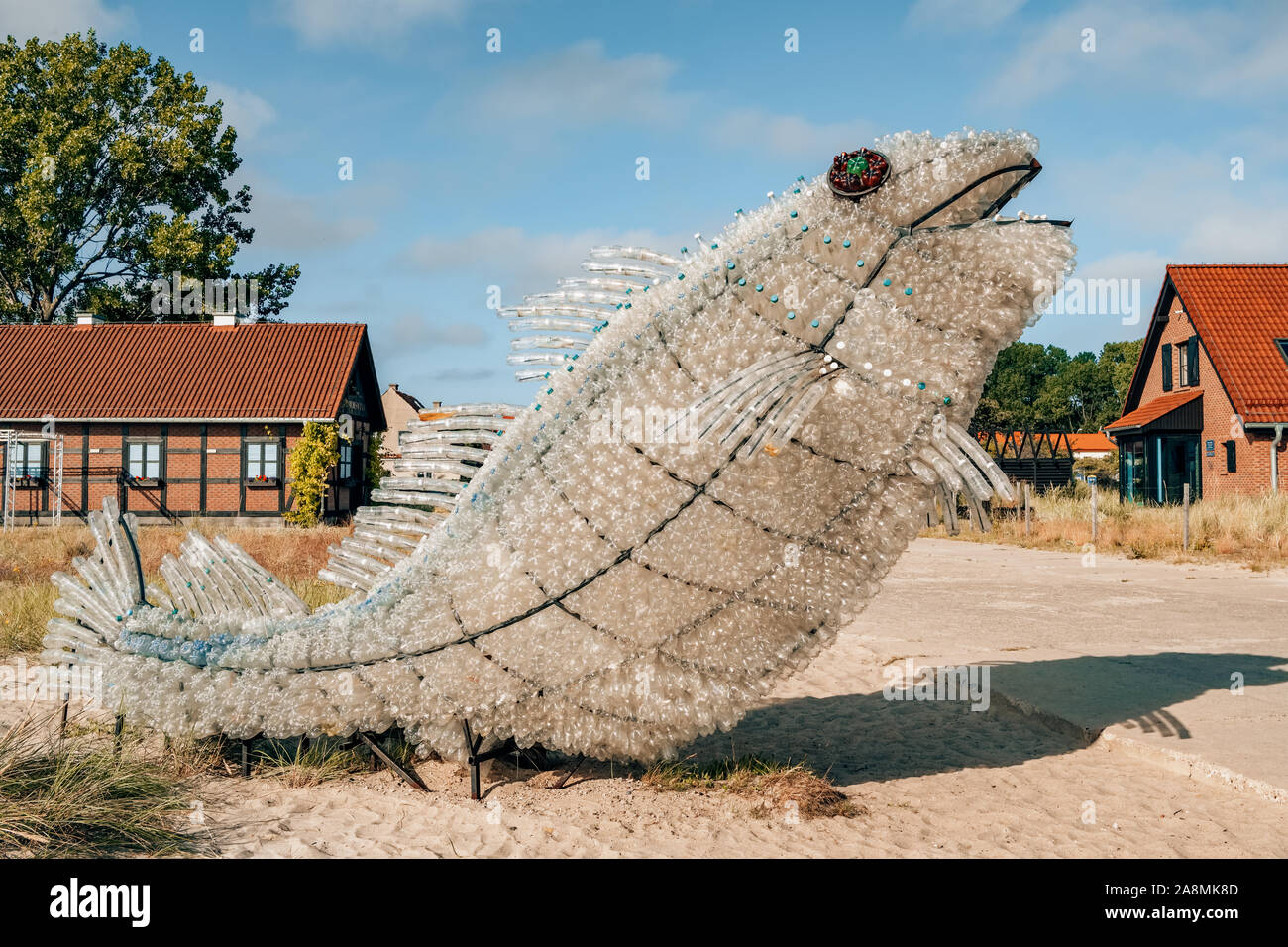 Der fisch Skulptur von Künstlern und Freiwilligen mit Plastikflaschen im Meer gefunden erstellt Stockfoto