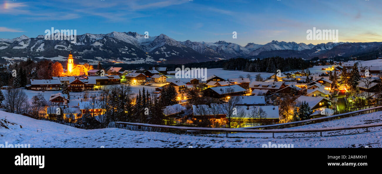 Dämmerung im winterlichen Allgäu in der Nähe von biessenhofen Stockfoto