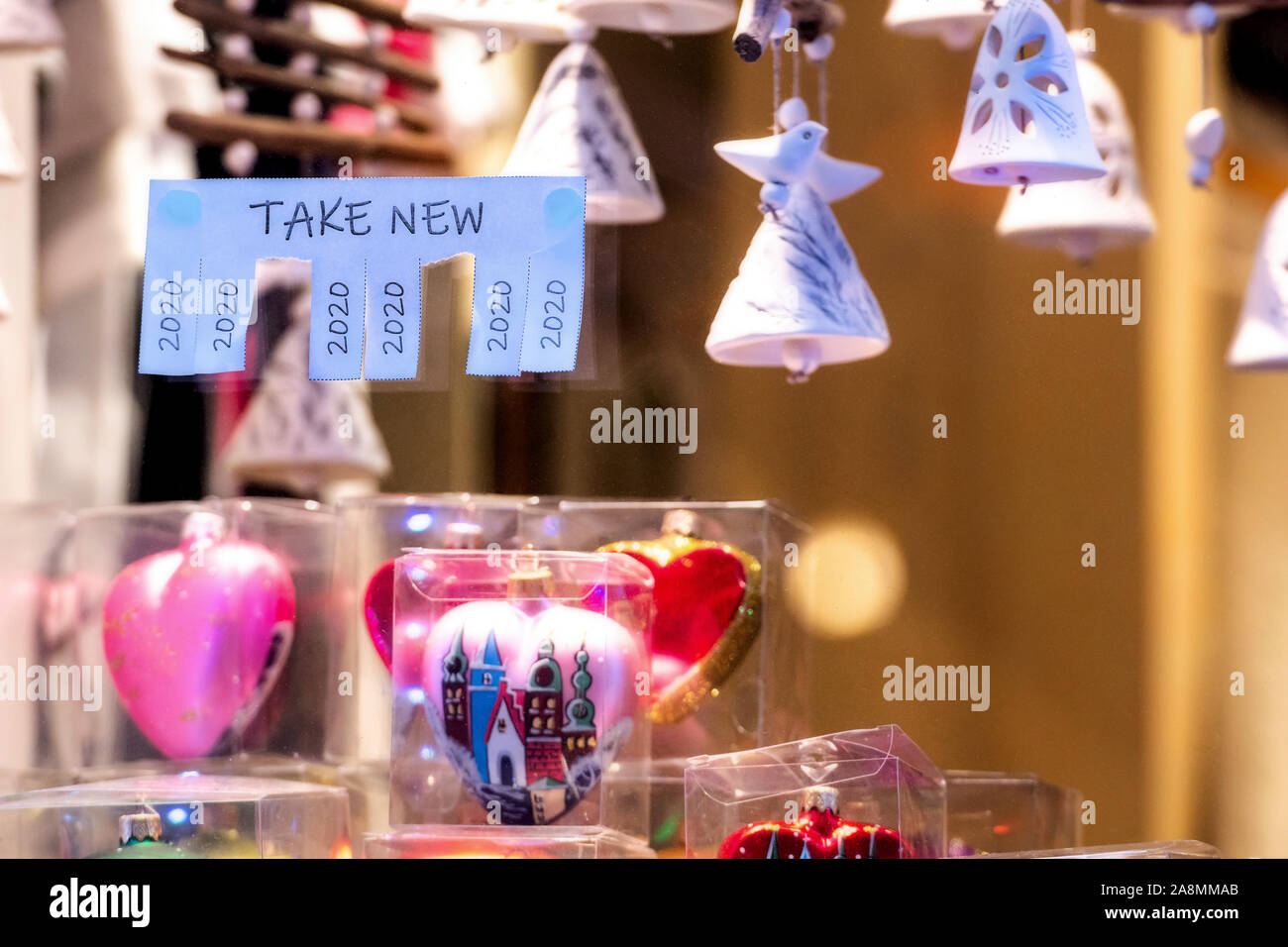 Weihnachten shop Fenster mit Papier mit der Phrase: Neue nehmen und mit 2020 Zeichen bereit, abgerissen werden - Bild Stockfoto