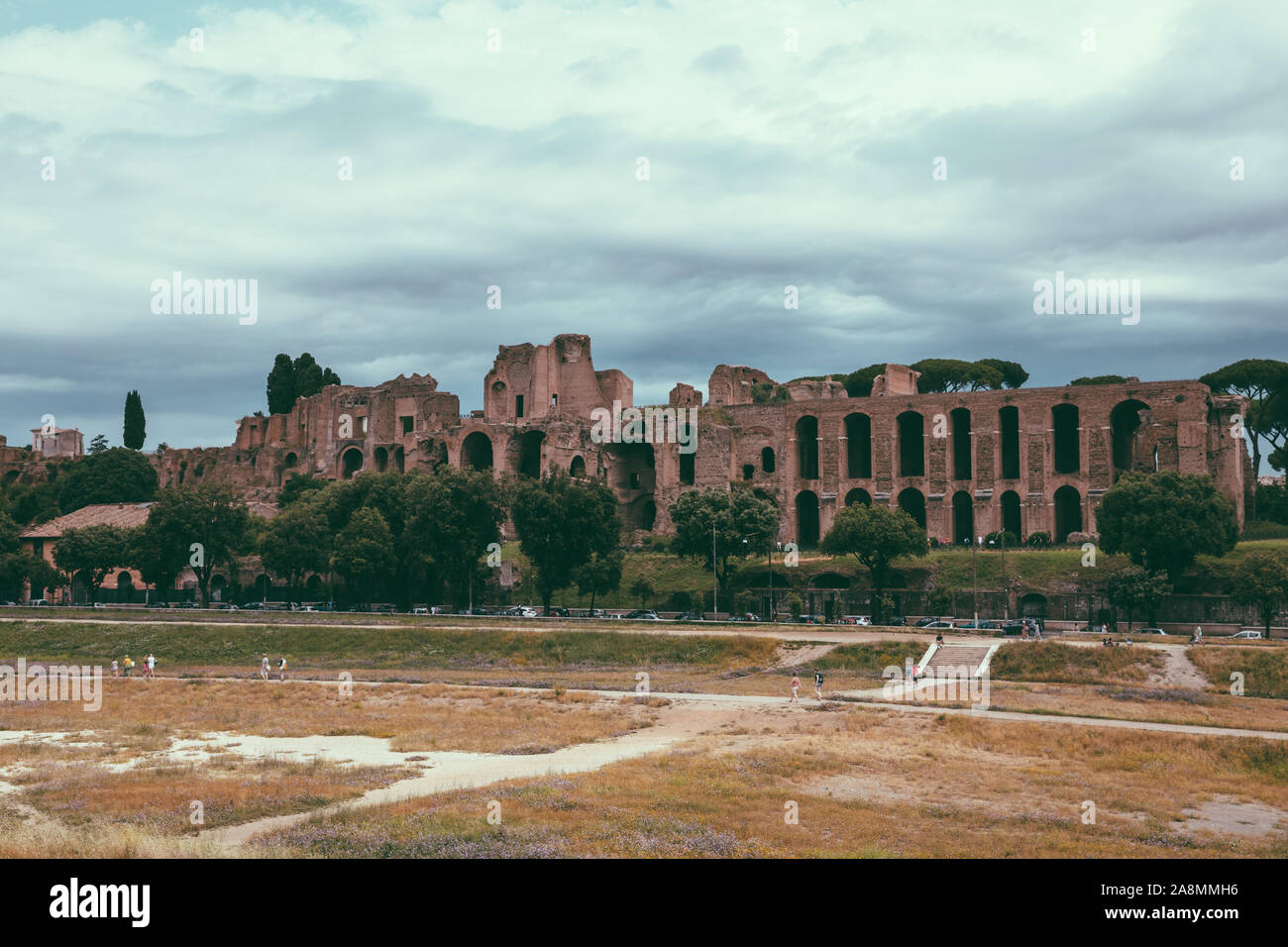 Rom, Italien, 23. Juni 2018: Panoramablick auf den Tempel des Apollo Palatinus auf Palatin Hügel des antiken Rom und Circus Maximus (Circo Massimo) ist ein Stockfoto