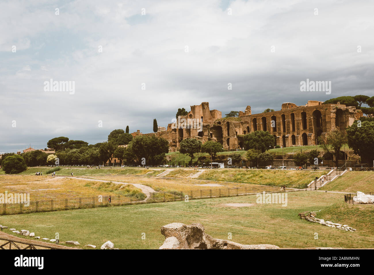 Rom, Italien, 23. Juni 2018: Panoramablick auf den Tempel des Apollo Palatinus auf Palatin Hügel des antiken Rom und Circus Maximus (Circo Massimo) ist ein Stockfoto