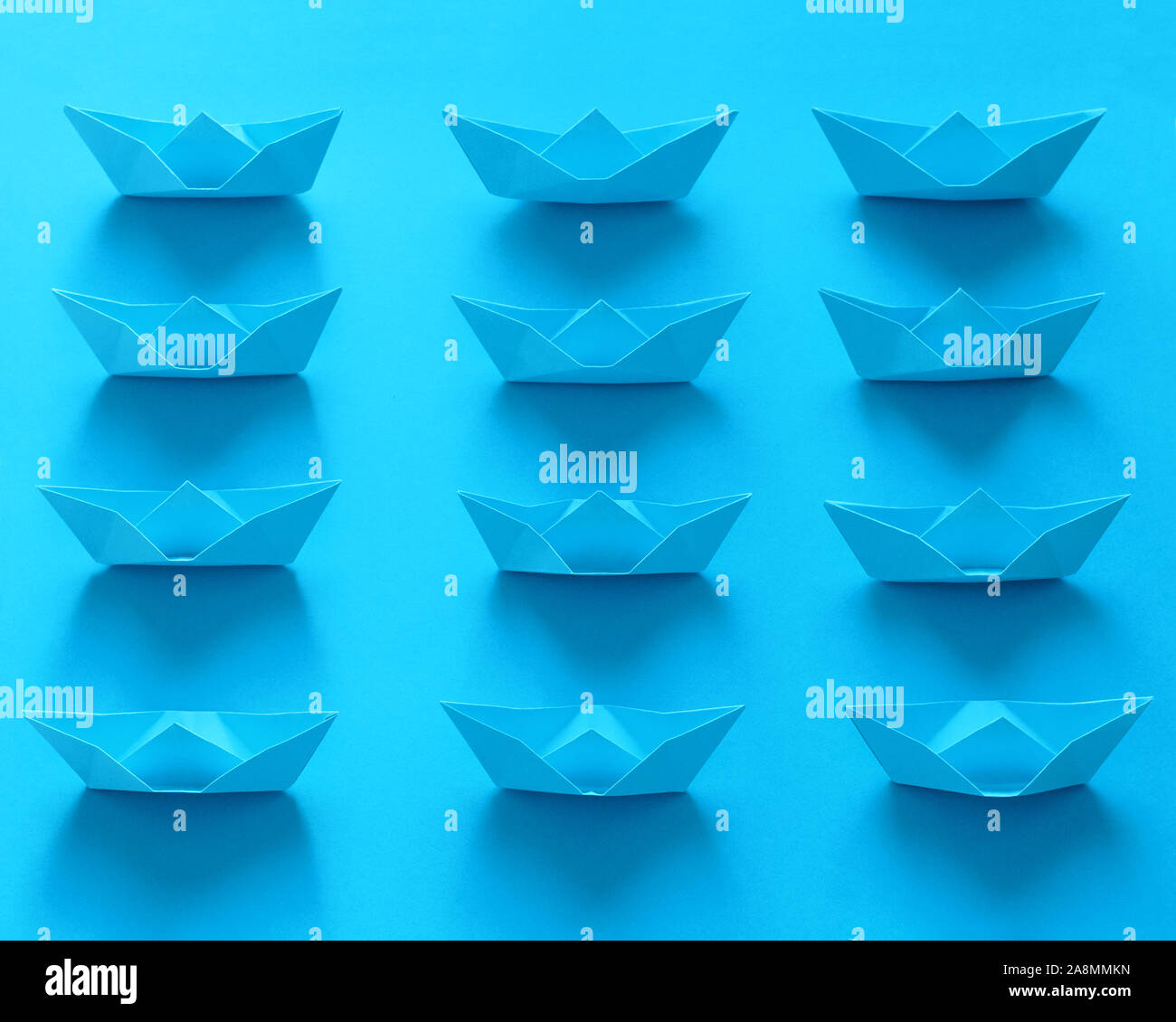 Close Up Real Origami Boote auf blauem Hintergrund Stockfoto