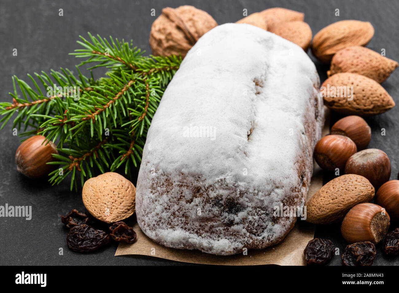 Traditionelle Stollen Obst Kuchen auf schwarzen Stein Tabelle Stockfoto
