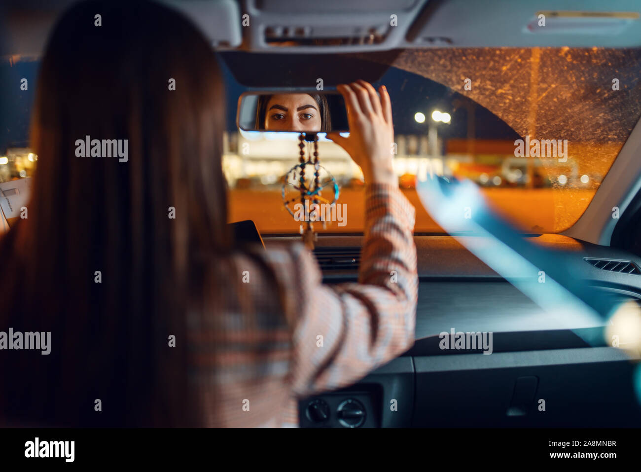 Weibliche Fahrer in der Nacht, Auto Einbrecher Risiko Stockfoto