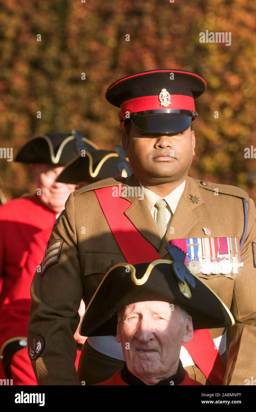 London, Großbritannien. 10. November 2019. Sergeant Johnson Beharry britische Armee Soldat, wurde ausgezeichnet mit dem Victoria Cross kommt mit Chelsea pensionersa und Kriegsveteranen auf Horse Guards Parade im hellen Herbst Sonnenschein an der Erinnerung Parade. Amer ghazzal/Alamy leben Nachrichten Stockfoto