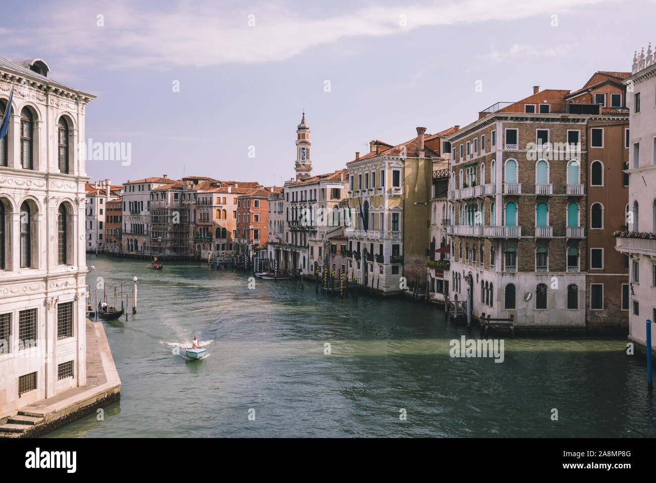Venedig, Italien - 1. Juli 2018: Panoramablick auf Grand Canal (Canal Grande) von der Rialto Brücke entfernt. Es ist ein großes Wasser - Verkehrskorridore in Venedig Stadt. L Stockfoto