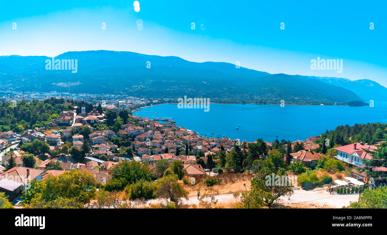 Panoramablick von Ohrid in der Republik Mazedonien mit Bergen von See. Stockfoto