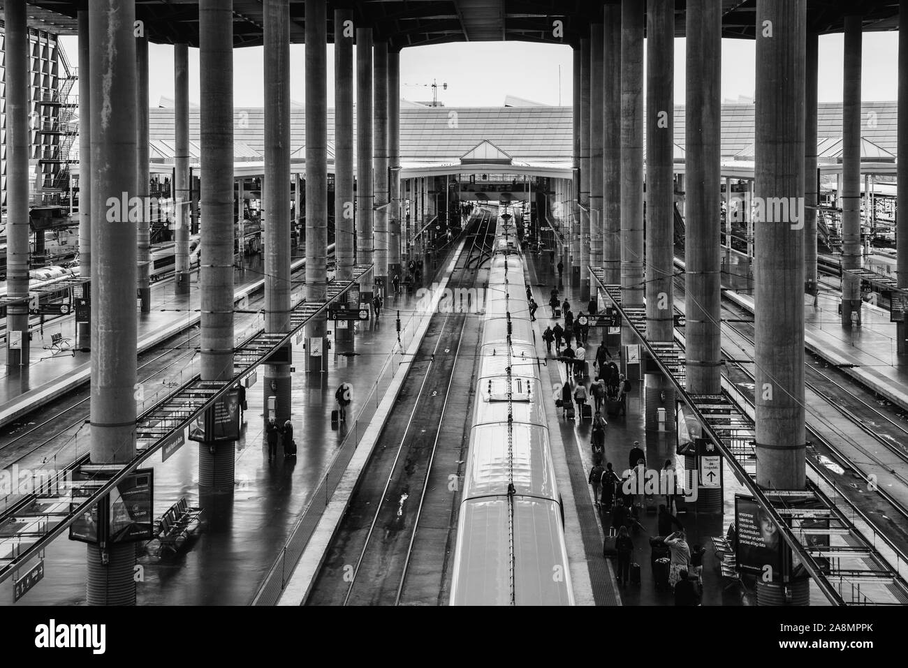 Madrid, Spanien - 9 November, 2019: Hohe perspektivische Ansicht der Passagiere und der Züge am Bahnhof Atocha, der Hauptbahnhof in Madrid, Spanien Stockfoto
