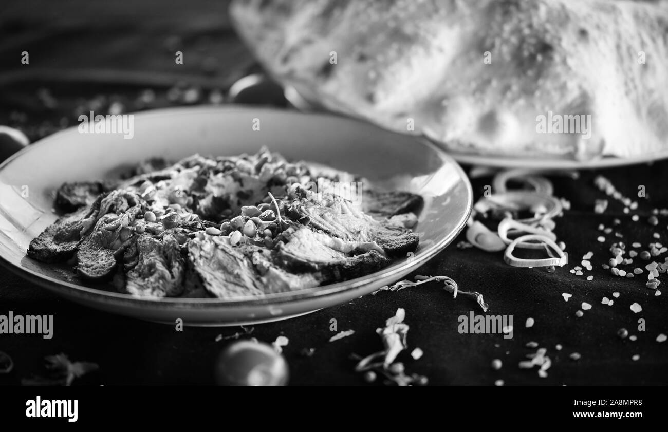 Libanesisches Hummusgericht mit geröstetem Rindfleisch und Granatapfelsamen Stockfoto